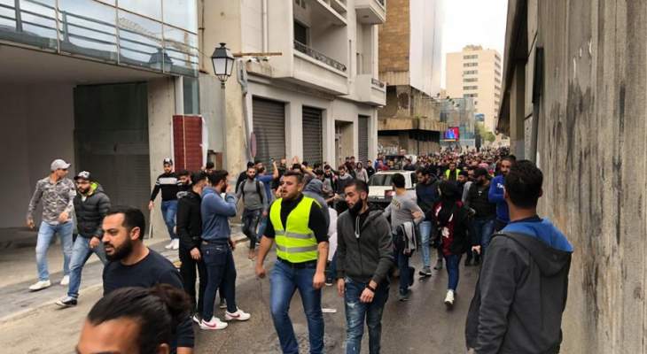 النشرة: المتظاهرون أغلقوا مدخل الجميزة والجيش يتدخل