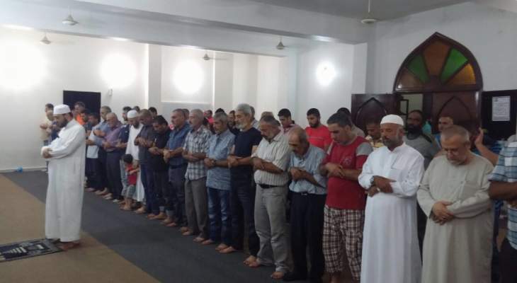 النشرة: حماس اقامت صلاة الغائب دعما لخيار المقاومة بمساجد مخيمات صور