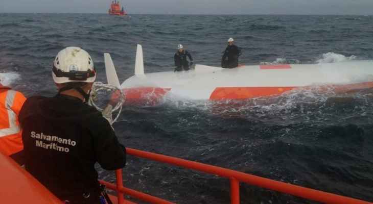 نجاة فرنسي من الموت بعد 16 ساعة وحيدا في قارب غارق بالمحيط قبالة إسبانيا