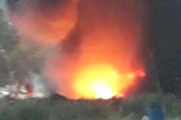 اندلاع حريق في منطقة خط البترول في وادي خالد 