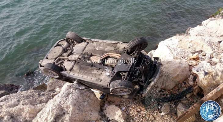 جريح نتيجة انقلاب مركبة على الطريق البحرية في القلمون باتجاه طرابلس