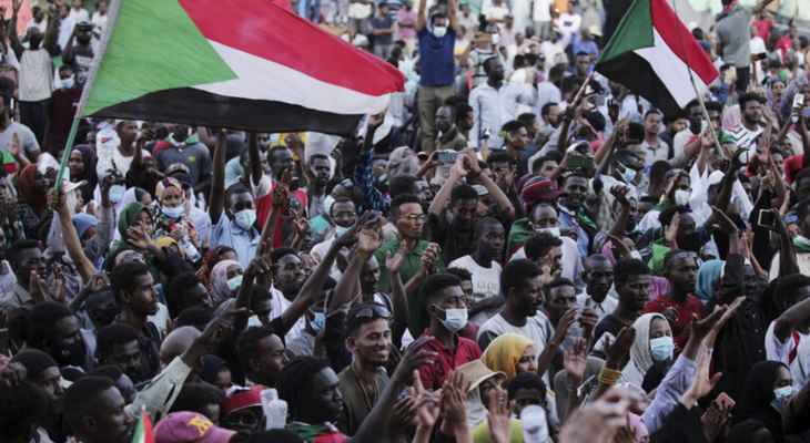 لجنة أطباء السودان: مقتل شخصين جراء قمع الجيش مظاهرة منددة باستيلاء العسكريين على الحكم