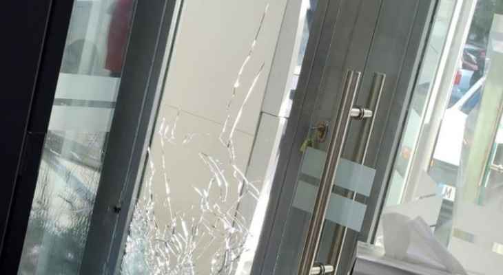 مواطن أطلق النار على "بنك بيروت" في جبيل بعد منعه الدخول من دون اذن مسبق
