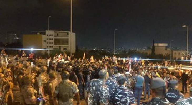 الجديد: توتر بين القوى الامنية والمتظاهرين بمحيط القصر الجمهوري واستقدام عدد كبير من قوات مكافحة الشغب والجيش