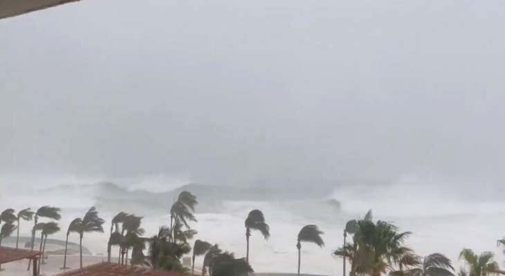 سلطات المكسيك أعلنت أن العاصفة "أولاف" إزدادت قوة