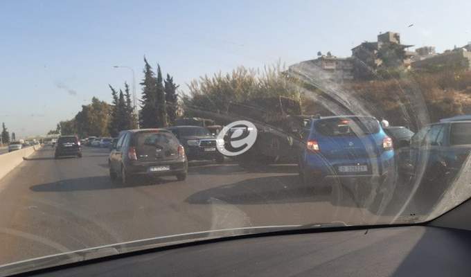 النشرة: ازدحام للسير على الطريق من الناعمة باتجاه بيروت بسبب توقف السيارات عكس السير لتعبئة الوقود