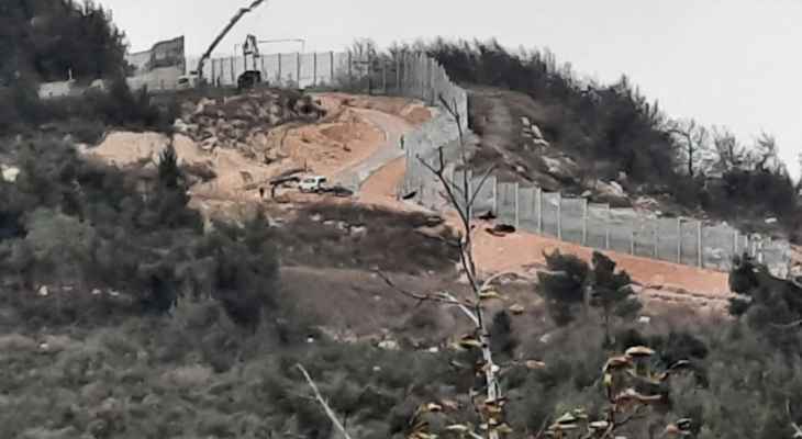 الجيش الإسرائيلي استأنف تركيب أعمدة حديدية للسياج المعدني مقابل بلدة العديسة