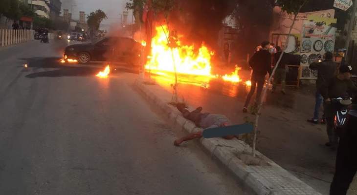 مواطن يضرم النار بسيارته قرب مطعم الساحة طريق المطار بسبب الاوضاع الاقتصادية