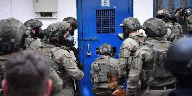 إصابة عدد من الأسرى الفلسطينيين خلال اقتحام الإسرائيليين لمعتقل عوفر