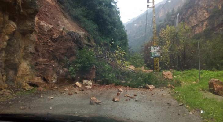 الدفاع المدني يعمل على ازالة أتربة وصخور انهارت جراء السيول في وادي نهر إبراهيم يحشوش