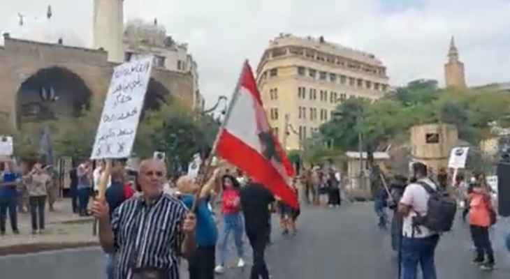 إعتصام أمام مدخل ساحة مجلس النواب في بيروت رفضاً للكابيتال كونترول