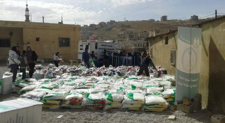 النشرة: توزيع مساعدات على النازحين السوريين بمخيم المجيدية 