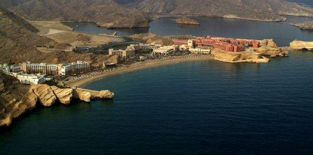 رويترز: مسلحون يعتلون سطح سفينة راسية في خليج عمان قرب السواحل الإيرانية
