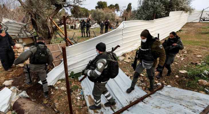 الشرطة الإسرائيلية تهدم منزل عائلة فلسطينية في حي الشيخ جرّاح بالقدس وتعتقل 26 من أفرادها