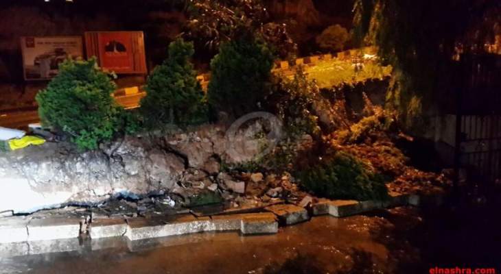 النشرة: انهيار حائط دعم صغير الى جانب الطريق العام في منطقة شرحبيل