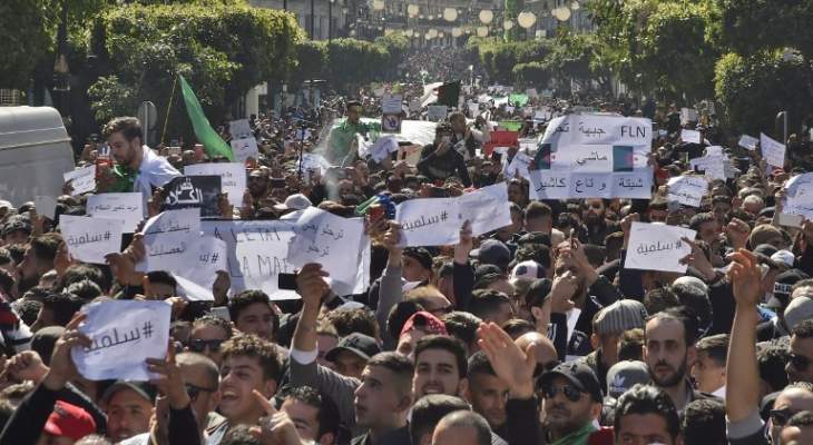 إطلاق كثيف للغاز المسيل للدموع على متظاهرين أمام مقر الحكومة بالجزائر