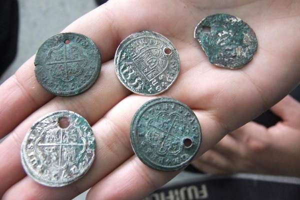 العثور على عشرات القطع النقدية الأثرية في غزة