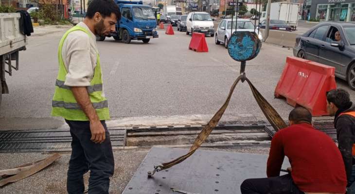 حمية: ورش وزارة الأشغال تقوم بإصلاح الحفرة على أوتوستراد الفيدار- جبيل