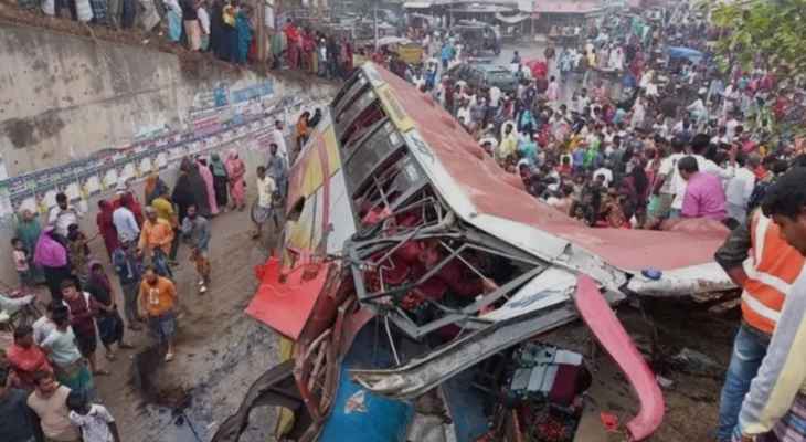 مقتل 17 شخصًا في حادث تحطم حافلة في بنغلادش