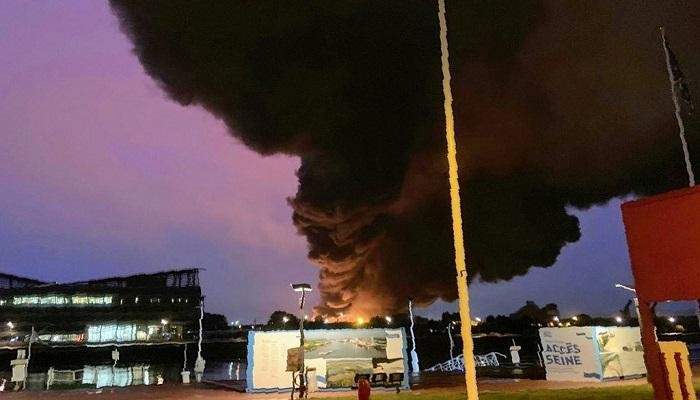 السلطات الفرنسية تعلن إخماد حريق المصنع الكيميائي في مدينة روان