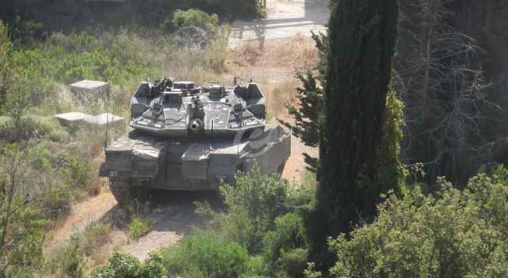 النشرة: قوة مشاة إسرائيلية اجتازت السياج التقني في تلة العباد ونفذت حملة تمشيط بحماية دبابة "ميركافا"