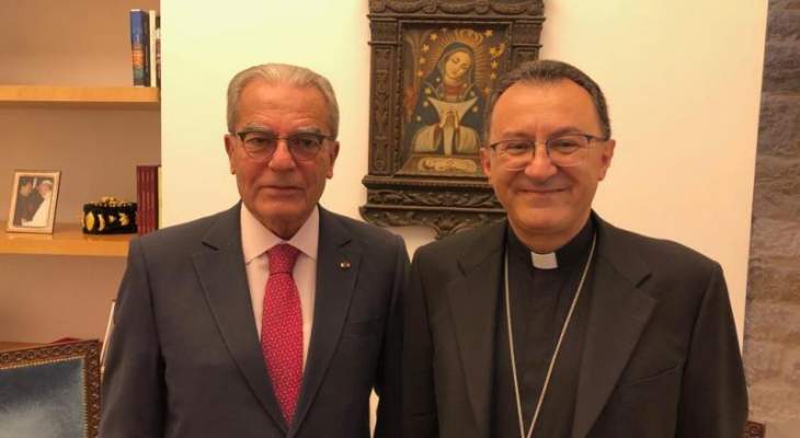 الخازن بحث مع سفير الكرسي الرسولي مساعي الحل في لبنان