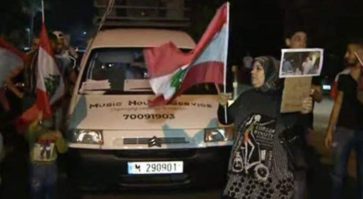 اعتصام أمام منزل نهاد المشنوق في قريطم وقطع الطريق بسيارات المتظاهرين