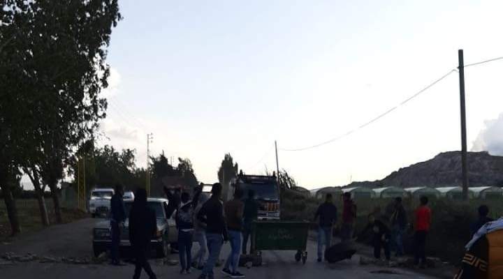 النشرة: المتظاهرون قطعوا طريق قب الياس بالكامل تضامنا مع ما يجري ببيروت