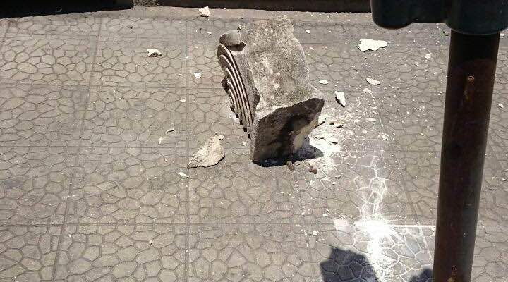 النشرة: سقوط حجر كبير من مبنى أثري بمنطقة التل على رصيف للمشاة