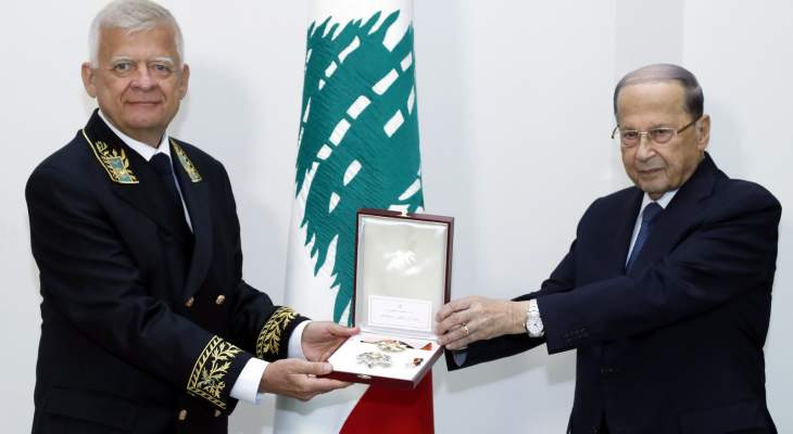 الرئيس عون منح زاسبيكين وسام الارز الوطني لمناسبة انتهاء مهمته في لبنان