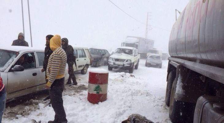 الصليب الاحمر أخلى 24 جنديا في الجيش حاصرتهم الثلوج على طريق الهرمل - القبيات