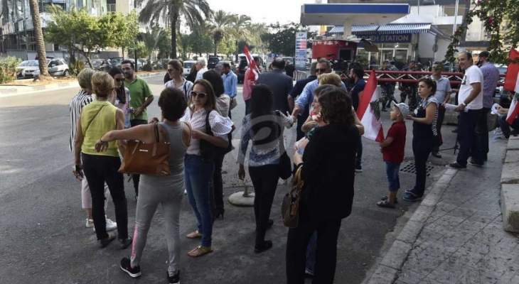 ناشطون يتجمعون أمام قصر العدل في بيروت للمطالبة بمحاكمة المسؤولين عن انفجار المرفأ