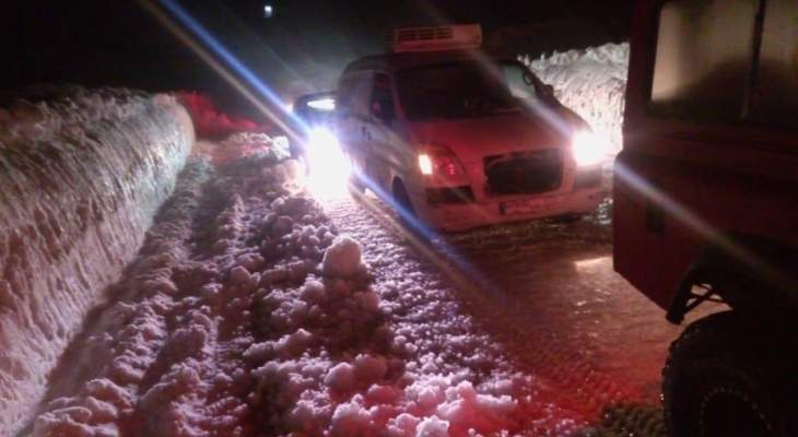 الدفاع المدني سحب سيارتين علقتا على طريق ترشيش زحلة بسبب تراكم الثلوج