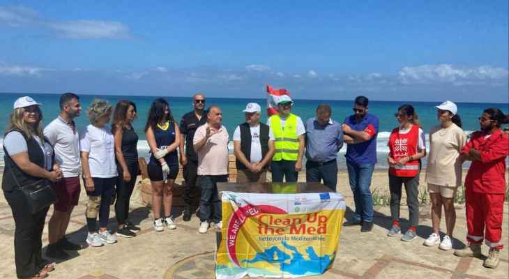 اطلاق حملة تنظيف شاطئ البحر المتوسط عند المسبح الشعبي لمدينة صيدا