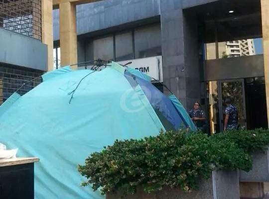 النشرة: المياومون نصبوا خيمة أمام مبنى &quot;رويال تاور&quot; 