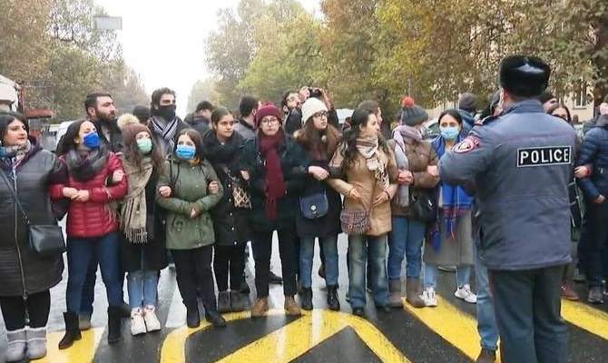 محتجون بدأوا بإغلاق شوارع يريفان مطالبين باستقالة رئيس وزراء أرمينيا