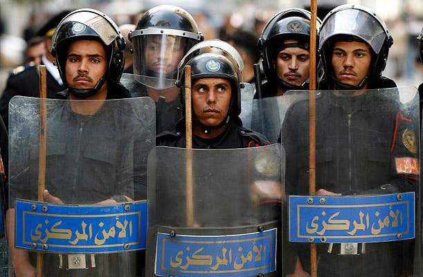 السلطات المصرية اعتقلت الصحفي اسماعيل الاسكندراني فى مطار الغردقة 