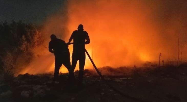 حريق في احراج السنديان في بلدة ممنع والدفاع المدني يعمل على اخماده