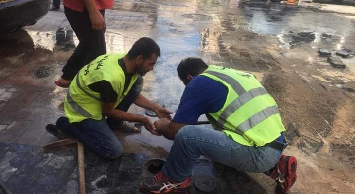 سعودي أعطى توجيهاته لمعالجة ووقف تسرب مياه الشفة في نقطة تقاطع داخل السوق التجاري