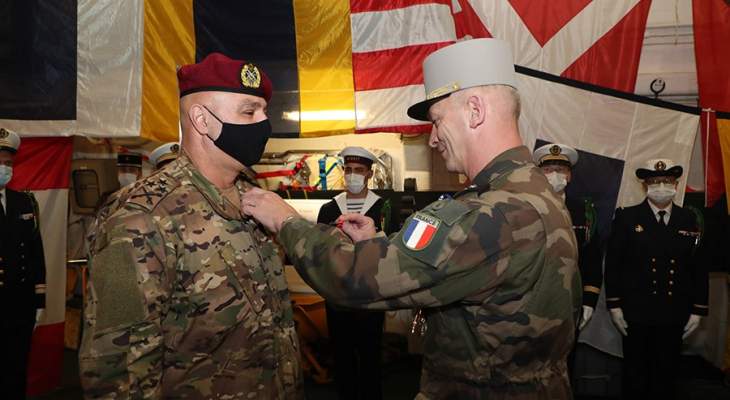 رئيس هيئة أركان الجيوش الفرنسية قلد قائد الجيش وسام جوقة الشرف من رتبة ضابط