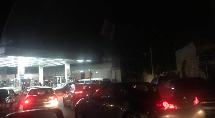 النشرة: ازدحام امام عدد من محطات الوقود بصيدا واقفال بعضها لنفاذ المخزو