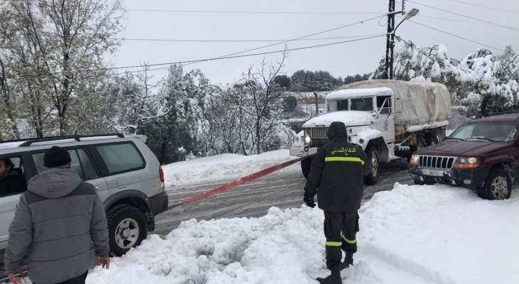 الدفاع المدني أنقذ محاصرين بـ12 سيارة بسبب الثلوج على طريق عنايا مشمش