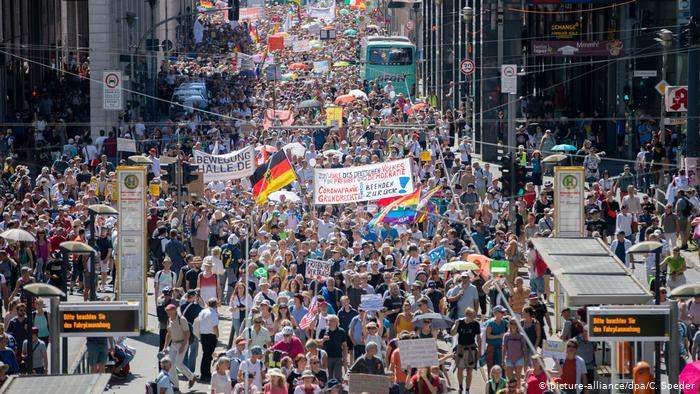 اشتباكات بين متظاهرين رافضين للقيود الصحية والشرطة في برلين