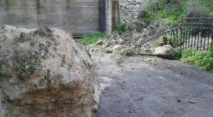 النشرة: انهيار صخور ضخمة في مقبرة صيدا الجديدة نتيجة الامطار
