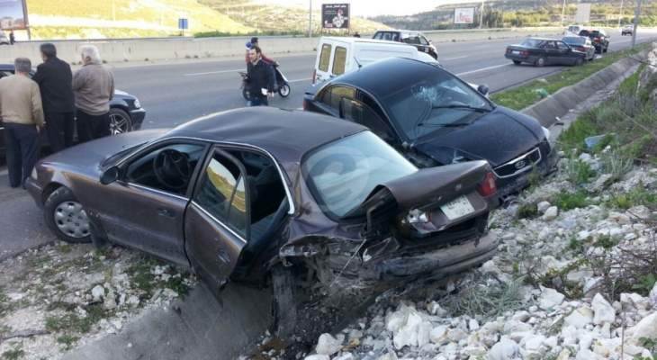 النشرة: جريحان بحادث سير على اوتوستراد صيدا - صور