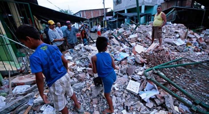 انتشال مسن على قيد الحياةمن تحت الانقاض بعد أسبوعين من زلزال الإكوادور