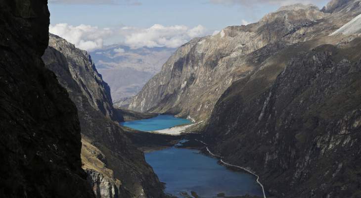 مقتل 16 عاملاً إثر سقوط حافلة من منحدر في بيرو