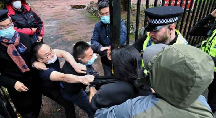 القنصل الصيني لدى مانشستر رفض الاتهامات البريطانية له بضرب متظاهر