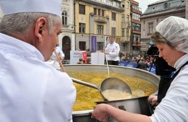 البوسنة تؤكد انها اعدت اكبر كمية من الحساء في العالم