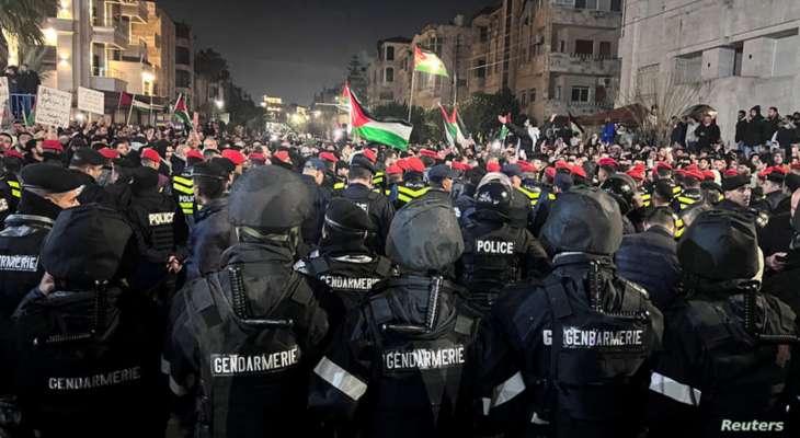 الشرطة الأردنية استخدمت الغاز المسيل للدموع لإبعاد محتجين قرب السفارة الإسرائيلية